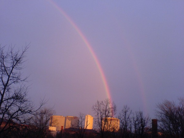 В небе над Москвой видна зимняя радуга 