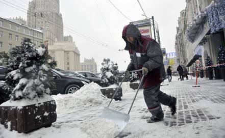 Улицы Москвы после снегопада и ледяного дождя приведены в порядок 