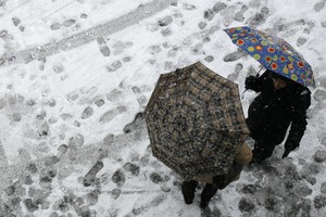 Москвичей утро понедельника встретит мокрым снегом 