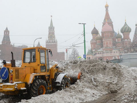 Коммунальные службы Москвы ведут борьбу с последствиями снегопада