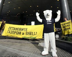 Активист Гринпис в костюме белого медведя вышел на Красную площадь в защиту Арктики