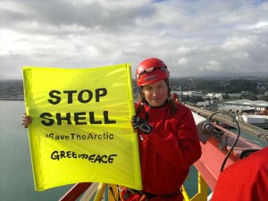 "Зена - королева воинов" приговорена к 120 часам общественных работ за захват вышки Shell
