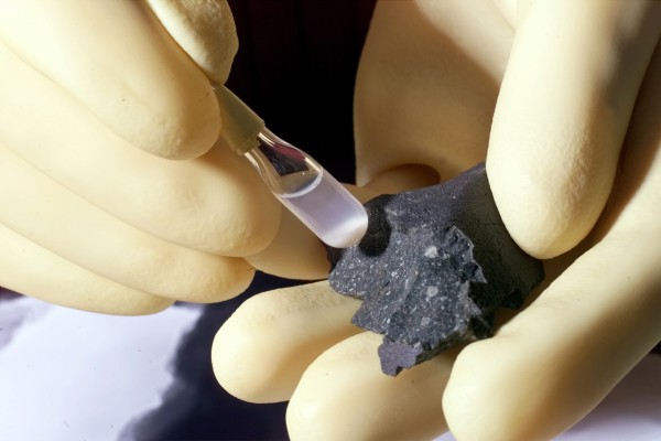 Ученые РАН просят передать обломки метеорита на исследование