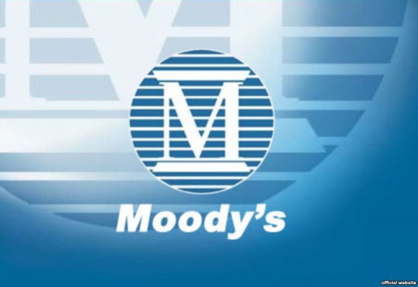 Рейтинг гособлигаций Великобритании понижен Moody's на одну ступень