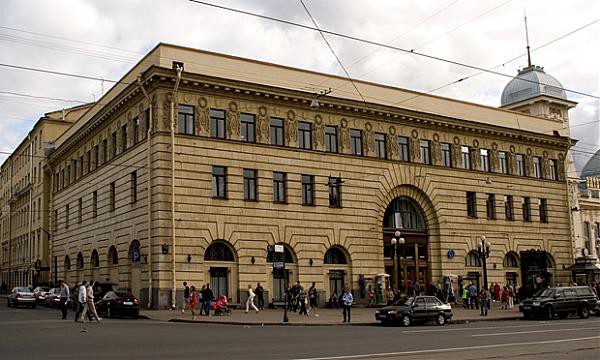 Около выхода со станции метро "Пушкинская" в Москве будут посажены деревья