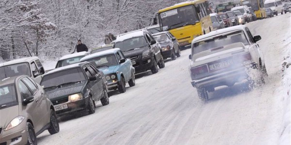 На западе Украины из-за метелей затруднено движение автотранспорта