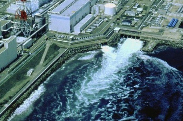 TEPCO откачивает радиоактивную воду в наземные резервуары АЭС "Фукусима-1" 