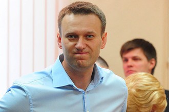 Суд в Кирове возобновил рассмотрение дела в отношении оппозиционера Алексея Навального и его знакомого Петра Офицерова