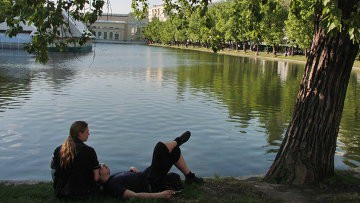 Небольшое похолодание принесет в Москву в среду грозу со штормовым ветром