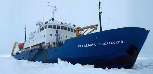 «Академик Шокальский» зажат льдами