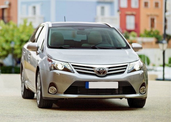 В Красноярске в салоне автомобиля Toyota Avensis обнаружены тела убитых мужчин