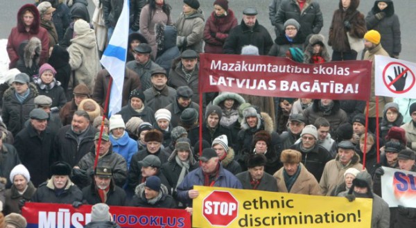 В Латвии сотни протестующих требуют сохранить обучение на русском языке в школах национальных меньшинств