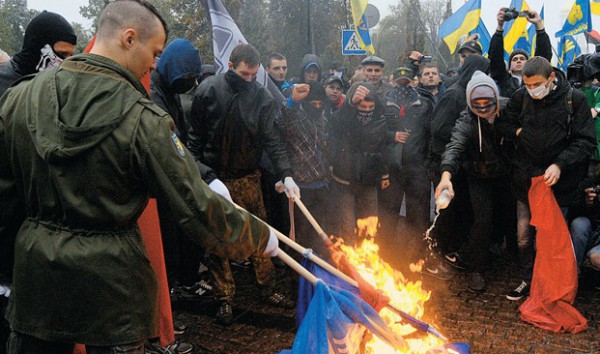 Запад легко отказался от проявлений национализма на Украине