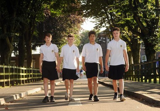 Во Франции призвали мальчиков и мужчин-преподавателей прийти в школы в юбках 