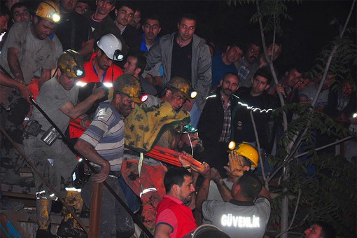 Спасение турецких шахтеров из-под завалов