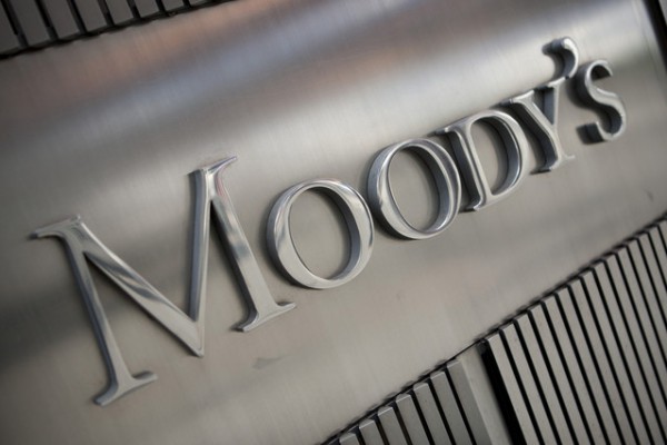 Moody's изменило прогноз по долгосрочному рейтингу государственных долговых обязательств России на негативный.
