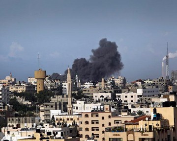 Израильская авиация возобновила ракетные обстрелы сектора Газа.