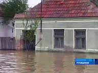 Наводнение в Румынии: эвакуация и сотни разрушенных домов.