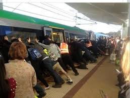 Австралия: пассажиры метро спасли мужчину.