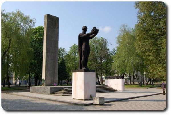 Госдума просит возбудить дела по факту разрушения памятников советским солдатам в Украине