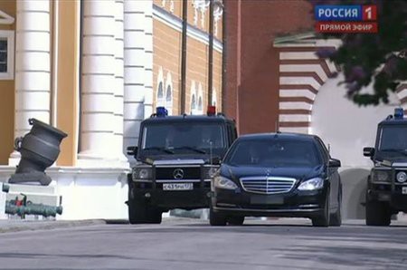 Автомобиль Путина в день инаугурации следовал в Москве по пустым улицам