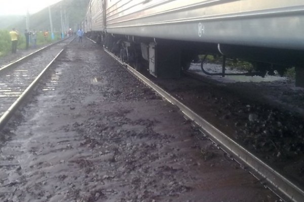 Движение поездов в Новосибирской области восстановлено по одному пути