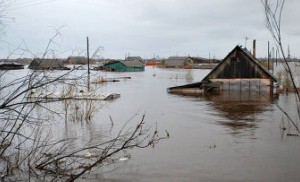 Вода ушла из подтопленного поселка в Якутии, жители возвращаются в дома