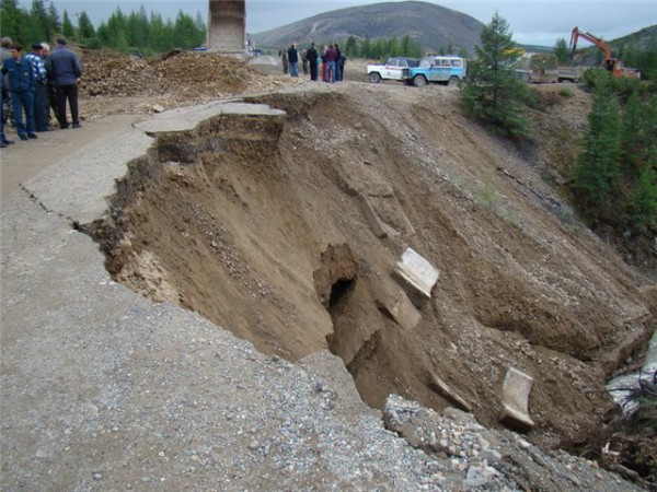 Восстановить размытую ливнями трассу на Колыме планируют к воскресенью