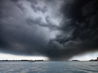 Вода начала переливаться через дамбы на юго-востоке Луизианы из-за урагана "Исаак"