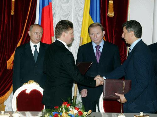 "Газпром" и "Нафтогаз Украины" подписали соглашение об авансе в $2 млрд за транзит газа