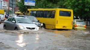 Сильный ливень в Ярославле обрушил часть моста, затопил дороги и тротуары