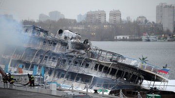 Следствие приостановило дело о пожаре на теплоходе в Москве – виновных так и не нашли