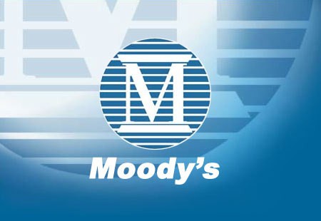 Moody's понизило рейтинг банка "Петрокоммерц" на ступень - до "B1", прогноз негативный