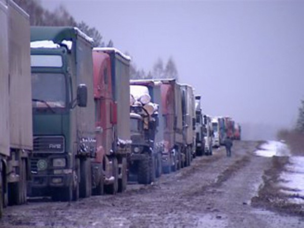 Движение грузовиков и автобусов прекращено на федеральных трассах Забайкалья из-за снега