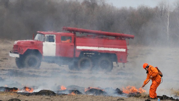 Смог от палов сухой травы на островах на реке Амур в четверг окутал Хабаровск