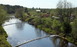 Тройное боновое заграждение выставлено на новгородской реке, где произошел разлив нефти