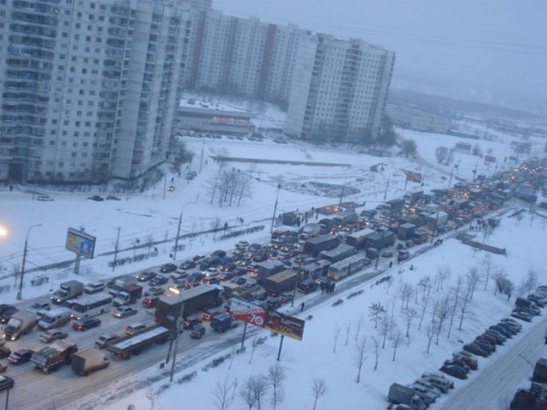 Сегодня в Москве будет властвовать снежная погода с сильным ветром и гололедицей 